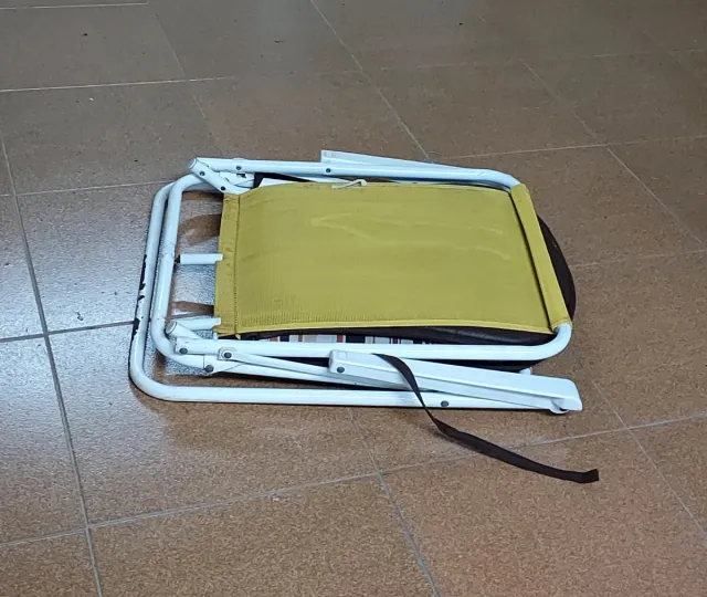Sedia pieghevole comoda gialla e bianca