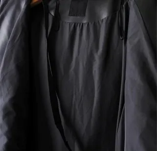 Abrigo polipiel negro con capucha