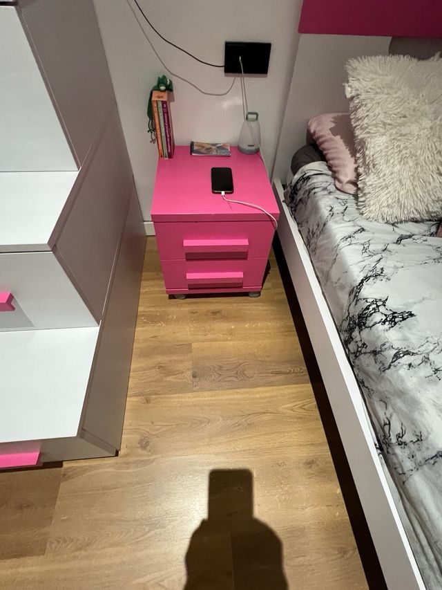 Habitación infantil: Cama, mesita y armario