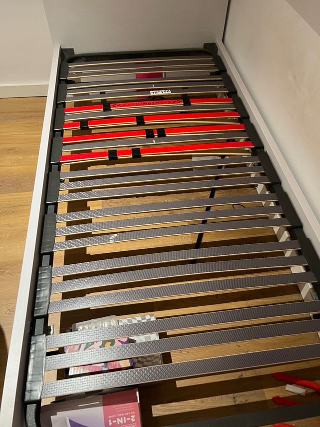 Habitación infantil: Cama, mesita y armario