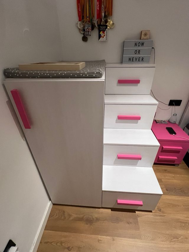 Habitación infantil: Cama, mesita y armario