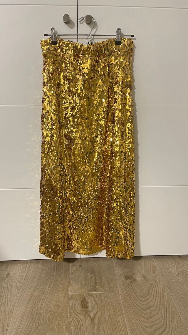 Falda dorada de lentejuelas