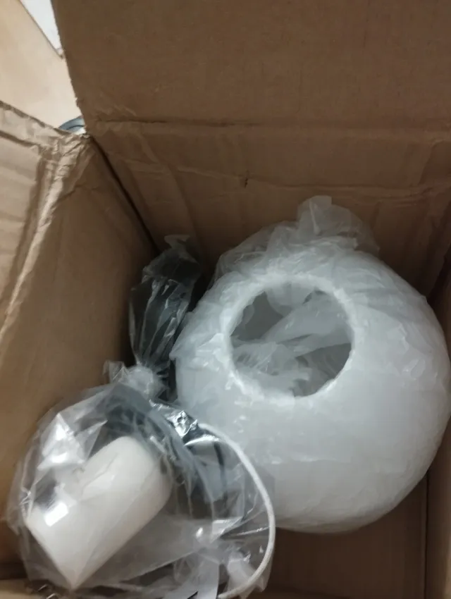 Lámpara de techo colgante blanca. Globo plástico