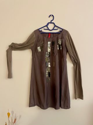 Vestido mini satén con adornos plateados