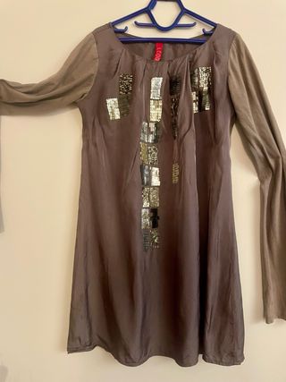 Vestido mini satén con adornos plateados