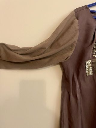 Vestido mini satén con adornos plateados