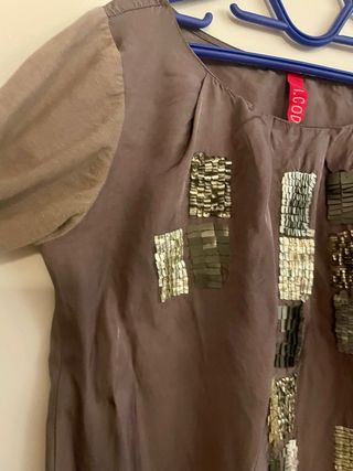 Vestido mini satén con adornos plateados