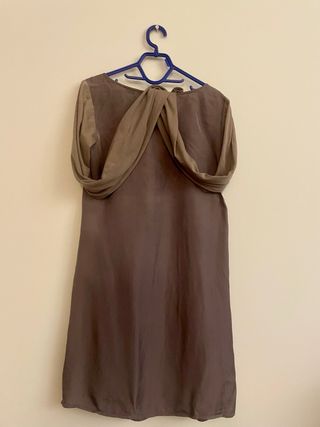 Vestido mini satén con adornos plateados