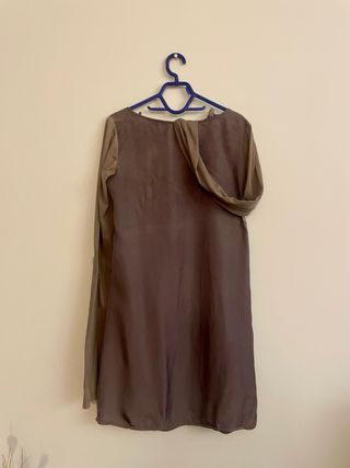 Vestido mini satén con adornos plateados