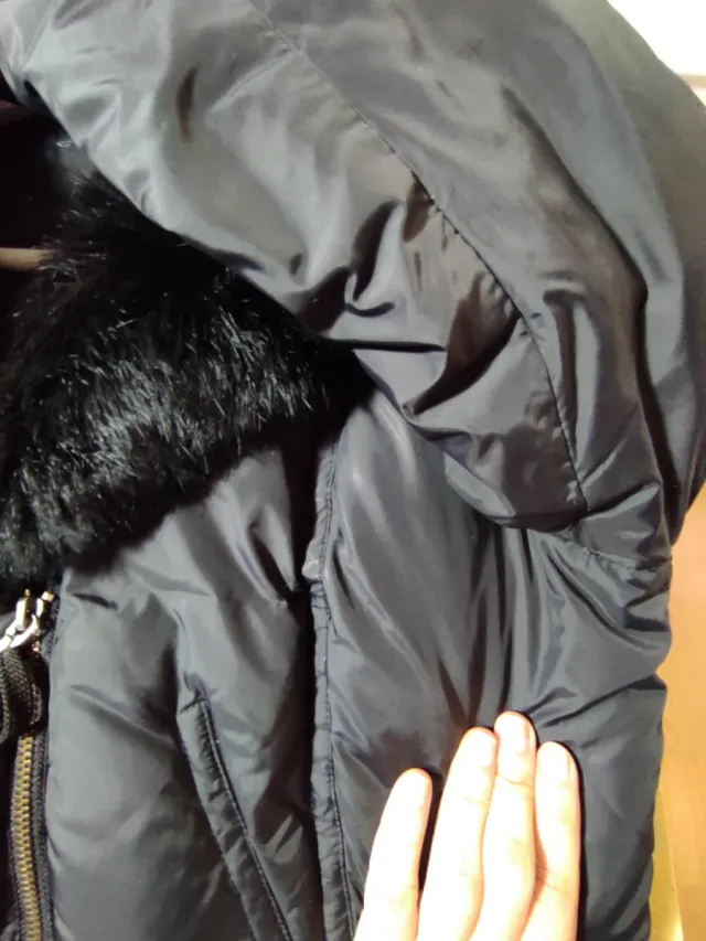 Anorac negro con cuello de pelito.