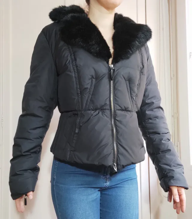 Anorac negro con cuello de pelito.