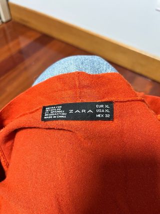 Chaqueta cuello pico teja, marca Zara, talla XL.