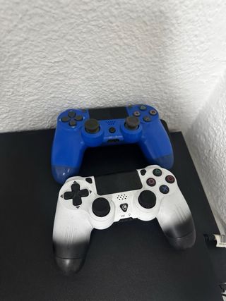PS4 (PlayStation 4) con 2 mandos y 4 juegos
