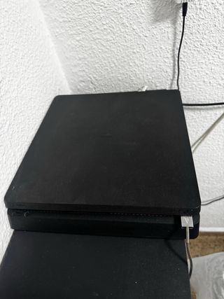 PS4 (PlayStation 4) con 2 mandos y 4 juegos