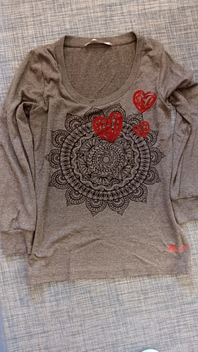 Camiseta Desigual cinza com corações vermelhos