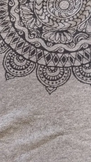 Jersey Desigual gris con corazones rojos