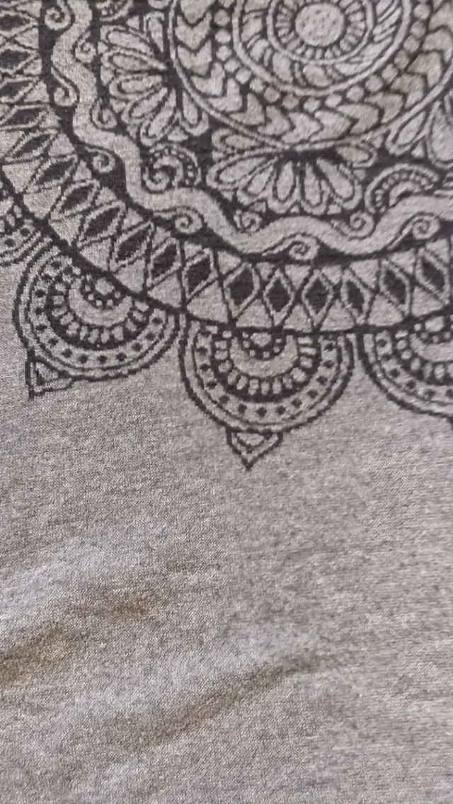 Camiseta Desigual cinza com corações vermelhos