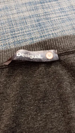 Jersey Desigual gris con corazones rojos