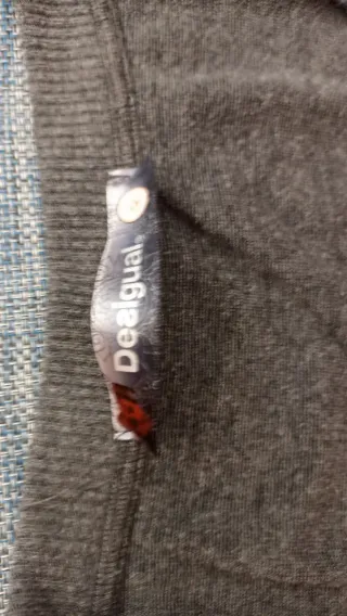 Jersey Desigual gris con corazones rojos