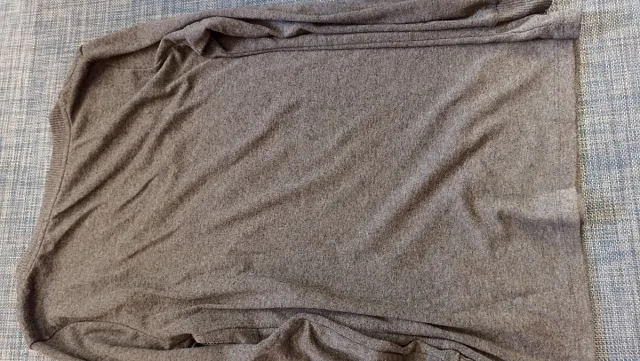 Camiseta Desigual cinza com corações vermelhos