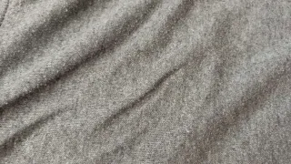 Jersey Desigual gris con corazones rojos