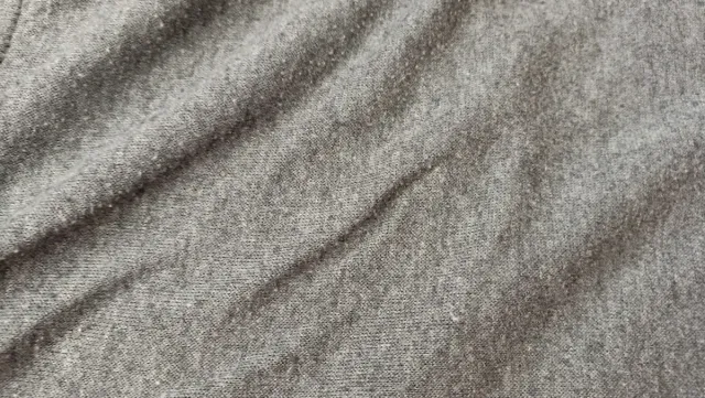 Jersey Desigual gris con corazones rojos