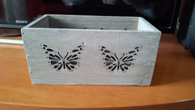 Caja de madera decorada con mariposas