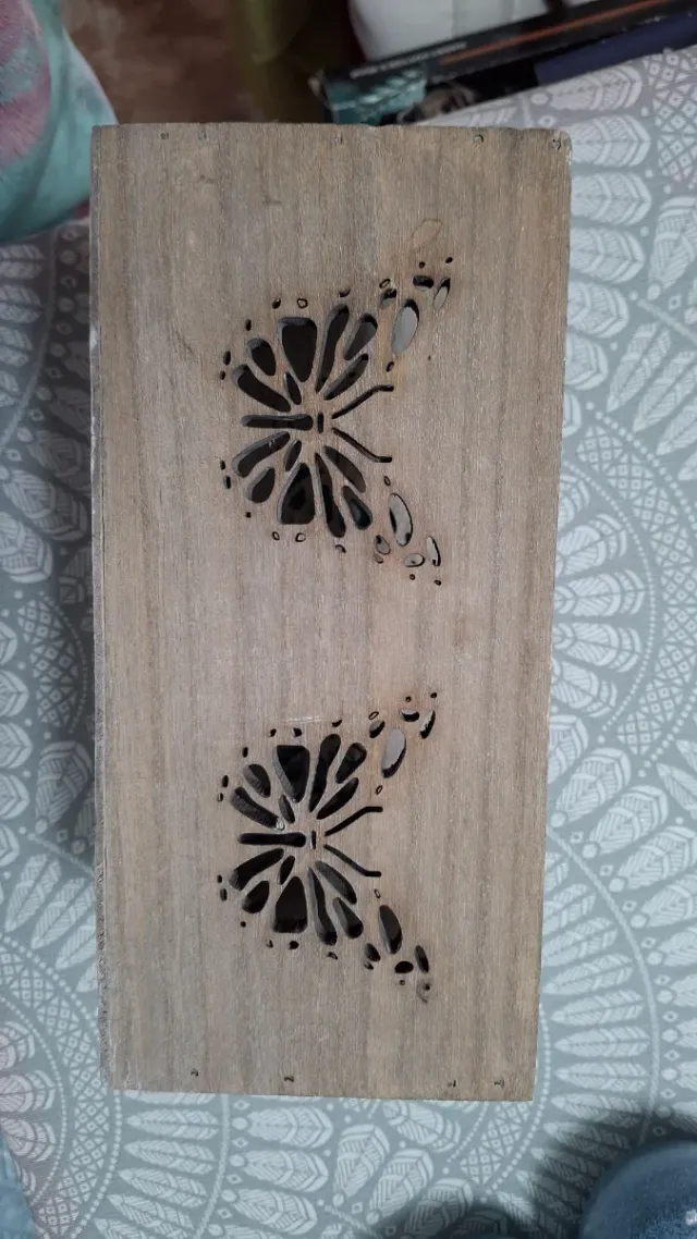 Caja de madera decorada con mariposas