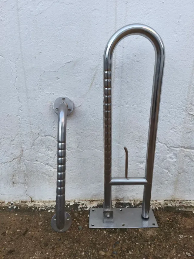 Barra di supporto pieghevole e rigida per disabili