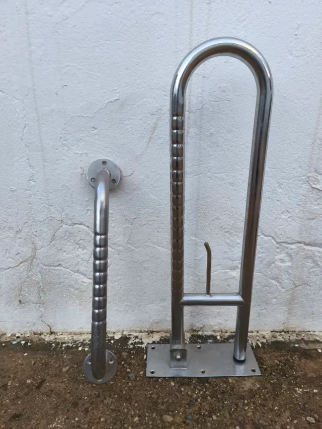 Barra di supporto pieghevole e rigida per disabili