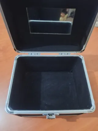 Maletín maquillaje negro y plateado