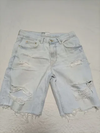 Bermudas vaqueras Bershka desgastadas.