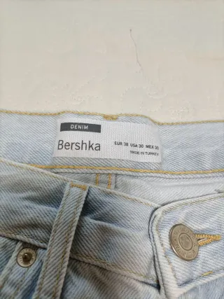 Bermudas vaqueras Bershka desgastadas.