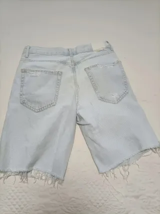 Bermudas vaqueras Bershka desgastadas.