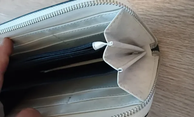 Portafoglio donna con borchie