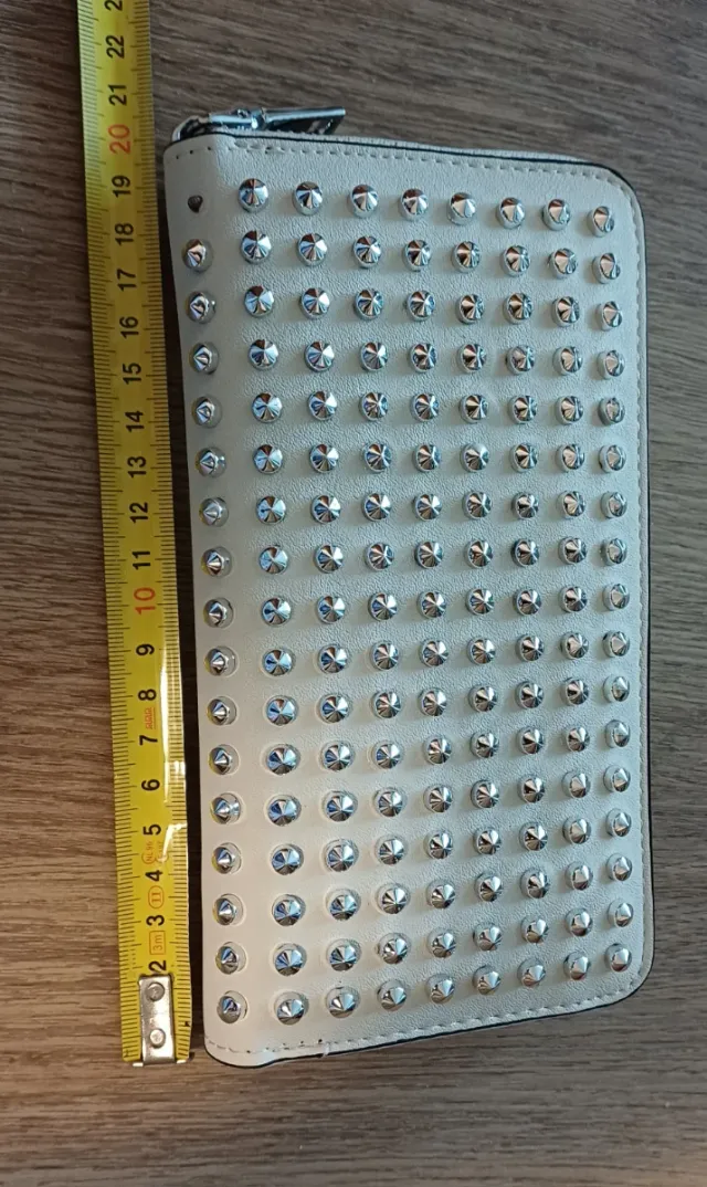 Portafoglio donna con borchie