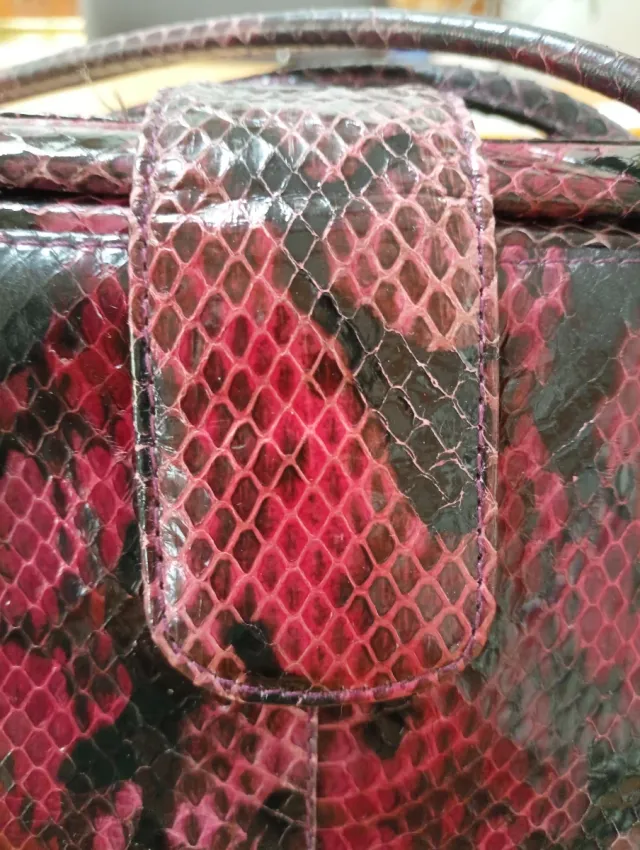 Borsa a spalla Gio & co effetto pitone nero/ viola