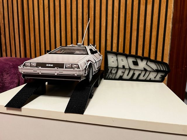 Maqueta Delorean + Base + Letrero 3D