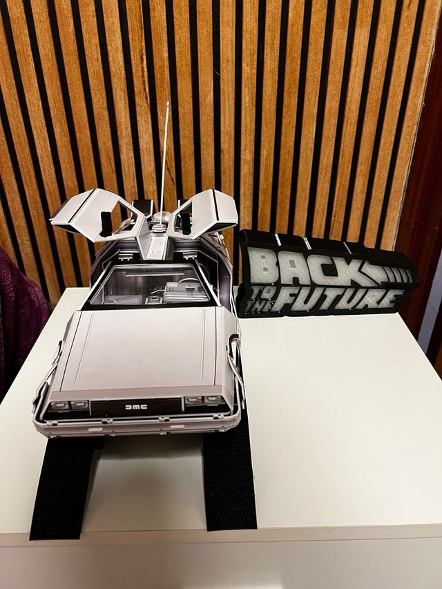 Maqueta Delorean + Base + Letrero 3D
