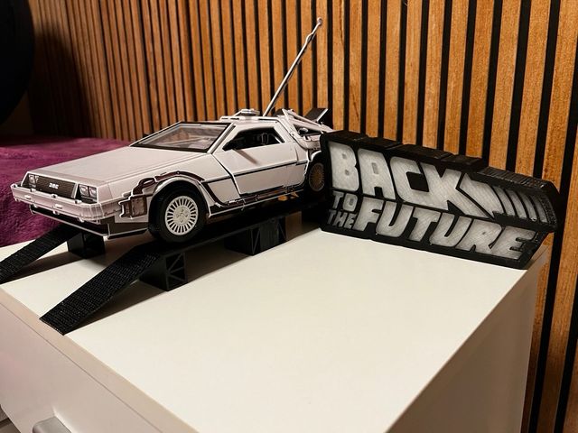Maqueta Delorean + Base + Letrero 3D