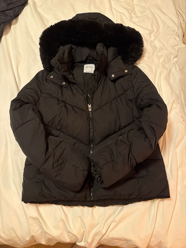 Plumas Bershka Talla M con Capucha
