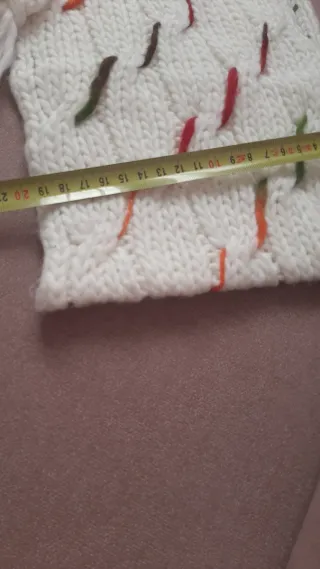 Bufanda tejida beige con detalles de colores