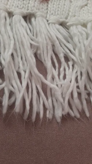 Bufanda tejida beige con detalles de colores