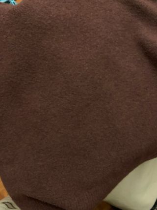 Jersey de lana cuello alto morado y beige