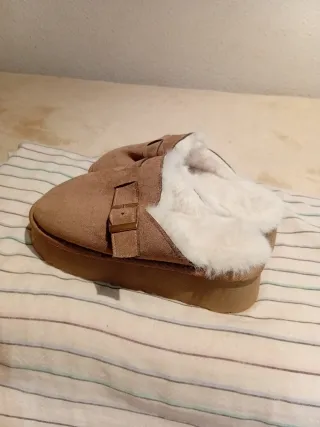 Zuecos marrones con hebilla