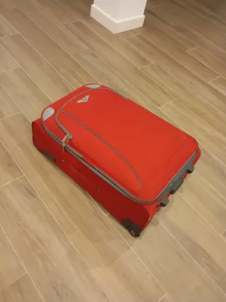 Maleta roja de viaje