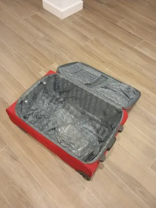 Maleta roja de viaje