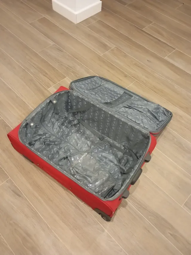 Maleta roja de viaje