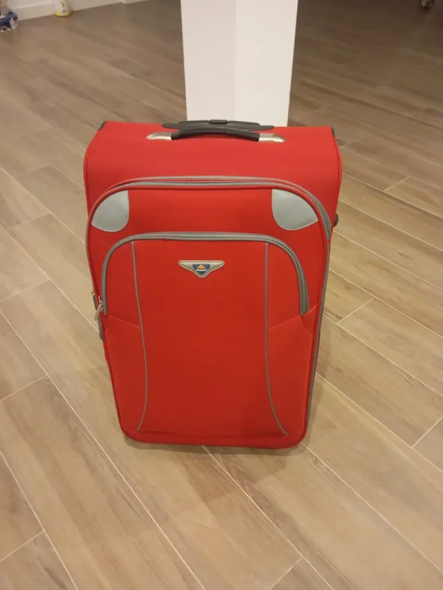 Maleta roja de viaje