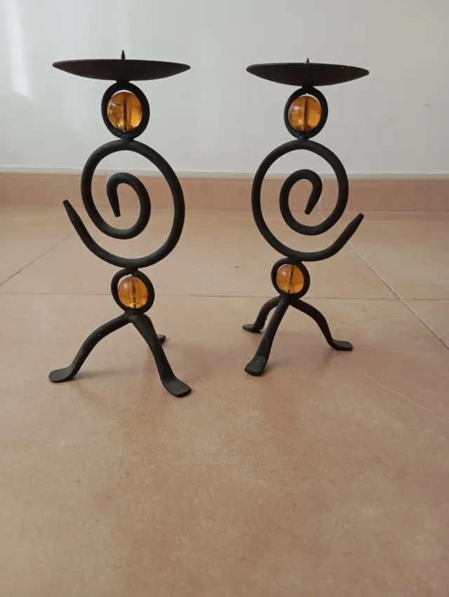 Candelabros de metal y cristal